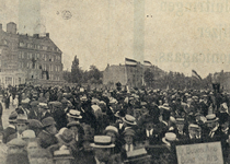 300877 Afbeelding van de deelnemers aan de demonstratieve optocht, op een terrein aan de Adriaen van Ostadelaan te ...